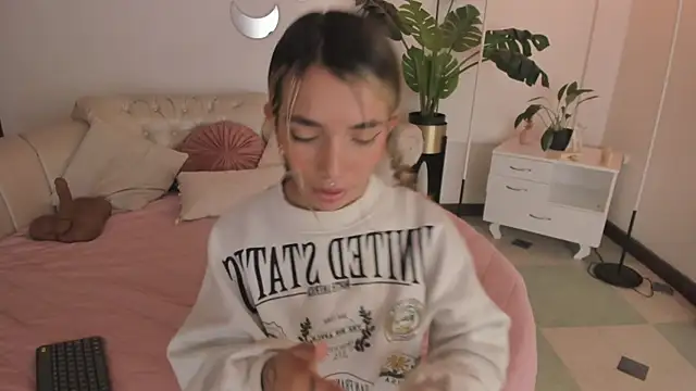 Snapshot of Mollymoon1 chatting on 02-09-26, 09:30 Mollymoon1 online show from 02-09-26, 09:30