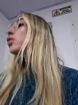 Snapshot of Scarlett_Khan chatting on 02-22-25, 06:06 Scarlett Khan online show from 02-22-25, 06:06