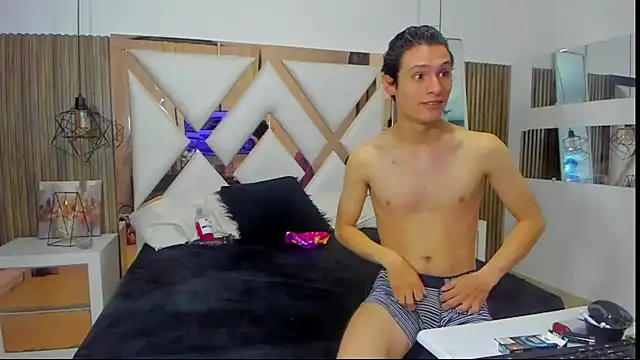 Snapshot of LIZandDante chatting on 01-02-25, 10:33 LIZandDante online show from 01-02-25, 10:33