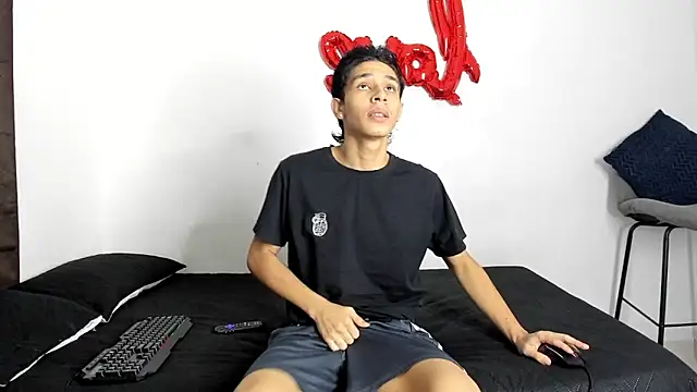 Snapshot of evanscollins chatting on 10-18-25, 08:09 evanscollins online show from 10-18-25, 08:09