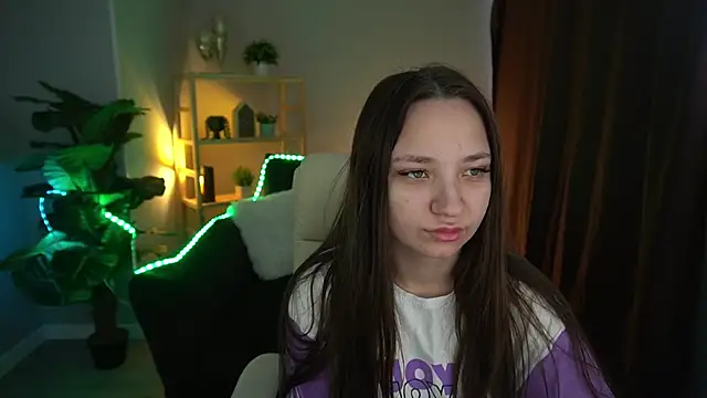 Snapshot of ElysLunar chatting on 12-20-24, 06:08 ElysLunar online show from 12-20-24, 06:08