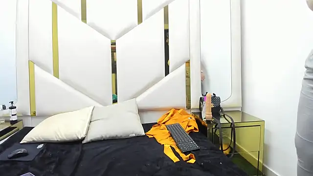 Criistaal  online show from 12-26-24, 07:24