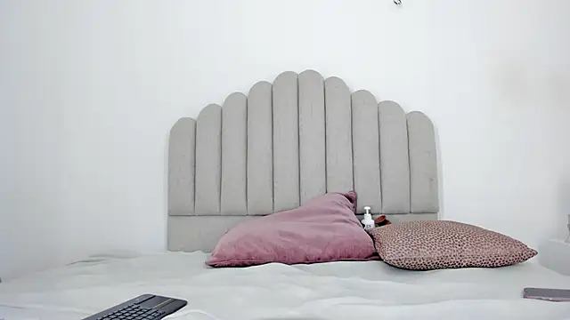 Snapshot of Nikki_Angel_ chatting on 02-05-25, 07:31 Nikki Angel  online show from 02-05-25, 07:31