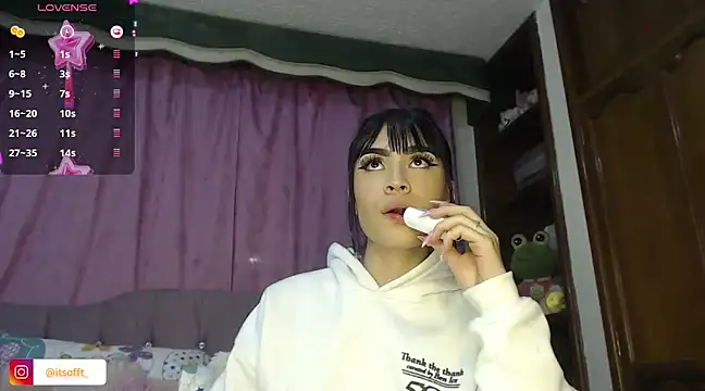 Snapshot of cuttebabe_ chatting on 01-17-25, 11:51 cuttebabe online show from 01-17-25, 11:51