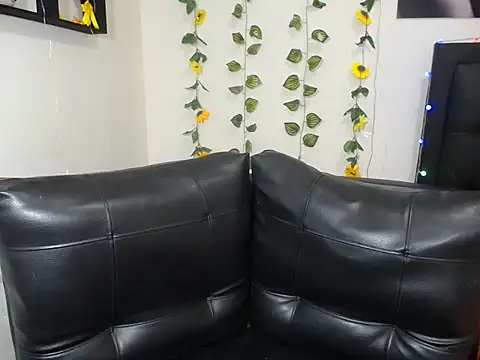 Snapshot of OLIVIAMISSY_02 chatting on 01-22-25, 05:05 OLIVIAMISSY 02 online show from 01-22-25, 05:05