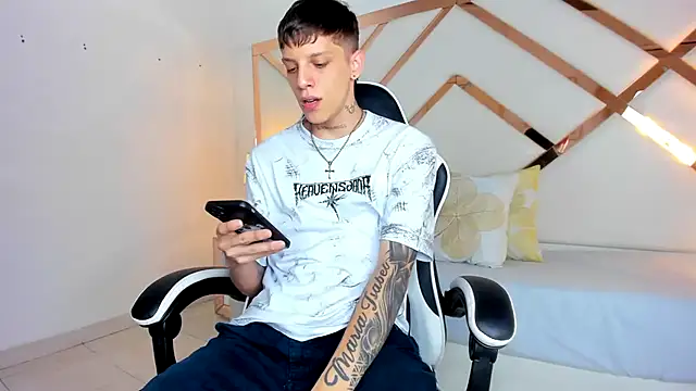 Snapshot of Adam_hard_ chatting on 09-16-25, 07:15 Adam hard  online show from 09-16-25, 07:15