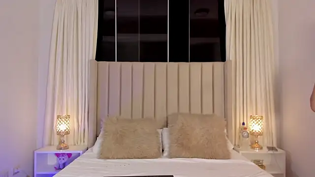 Aliison Smith online show from 04-11-26, 03:33