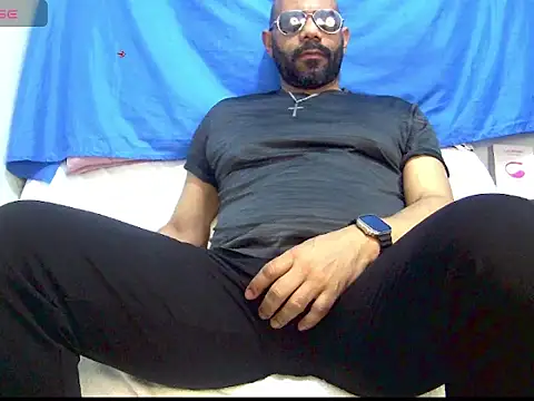 Snapshot of bruce_bigg chatting on 04-05-26, 02:20 bruce bigg online show from 04-05-26, 02:20