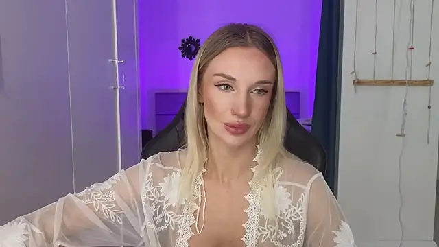 Snapshot of Megan_Kira chatting on 07-10-26, 04:39 Megan Kira online show from 07-10-26, 04:39