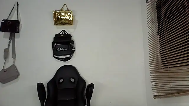 Snapshot of bigcrisblack chatting on 09-28-25, 12:27 bigcrisblack online show from 09-28-25, 12:27