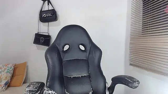 Snapshot of bigcrisblack chatting on 10-16-25, 05:19 bigcrisblack online show from 10-16-25, 05:19