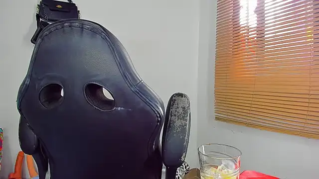 Snapshot of bigcrisblack chatting on 10-20-25, 03:23 bigcrisblack online show from 10-20-25, 03:23