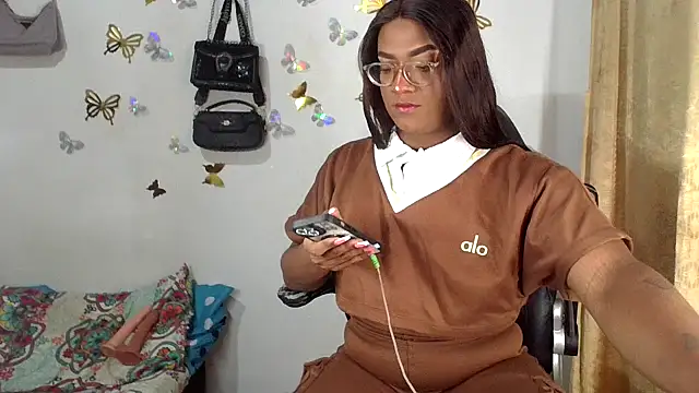 Snapshot of bigcrisblack chatting on 11-03-25, 03:30 bigcrisblack online show from 11-03-25, 03:30