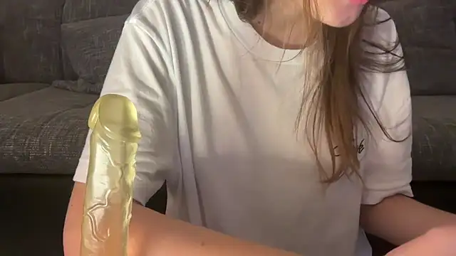 Snapshot of EmilyWi_ chatting on 12-12-24, 01:43 EmilyWi online show from 12-12-24, 01:43