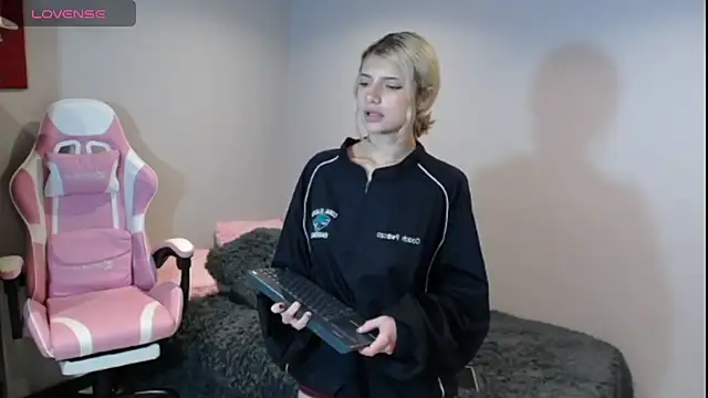 HiScarlett online show from 02-03-25, 12:25