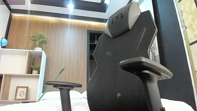 MaximusDick1  online show from 03-16-26, 11:47