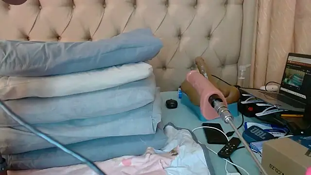 Snapshot of QUEENSHEBAxx01 chatting on 06-20-26, 06:05 QUEENSHEBAxx01 online show from 06-20-26, 06:05