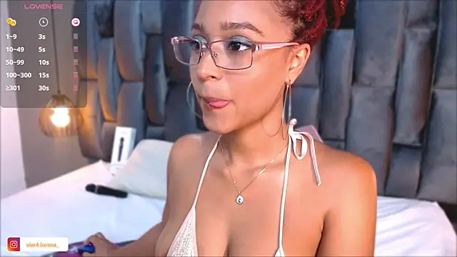 Snapshot of Lorena_Vieira_ chatting on 01-03-25, 10:40 Lorena Vieira  online show from 01-03-25, 10:40