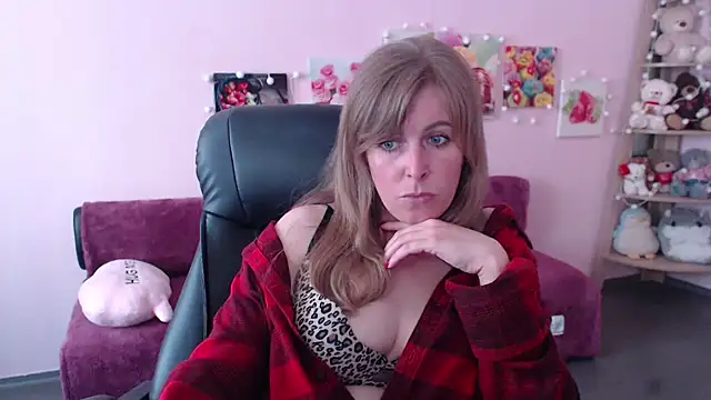 Snapshot of Hot_Milady chatting on 05-19-26, 07:37 Hot Milady online show from 05-19-26, 07:37