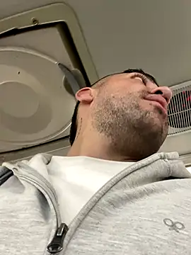 JuanZapata33 online show from 09-08-25, 09:36