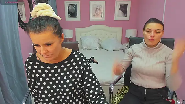 Snapshot of EricaAndPenelopa chatting on 12-04-24, 08:40 EricaAndPenelopa online show from 12-04-24, 08:40