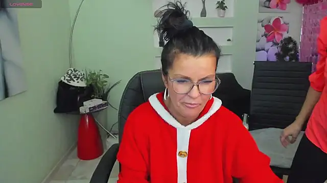 Snapshot of EricaAndPenelopa chatting on 12-18-24, 08:36 EricaAndPenelopa online show from 12-18-24, 08:36