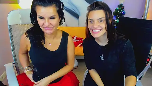 Snapshot of EricaAndPenelopa chatting on 12-24-24, 08:49 EricaAndPenelopa online show from 12-24-24, 08:49