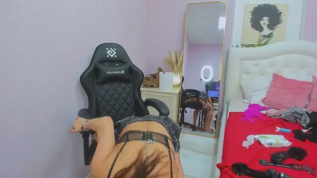 Snapshot of EricaAndPenelopa chatting on 10-19-25, 03:07 EricaAndPenelopa online show from 10-19-25, 03:07