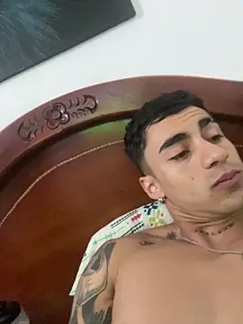 Snapshot of Danifornari chatting on 03-01-25, 11:04 Danifornari online show from 03-01-25, 11:04