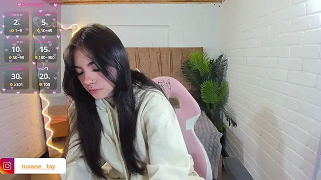 Snapshot of Roxanne_tay chatting on 12-30-24, 07:53 Roxanne tay online show from 12-30-24, 07:53