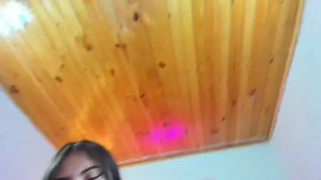 Snapshot of Roxanne_tay chatting on 03-13-25, 10:21 Roxanne tay online show from 03-13-25, 10:21