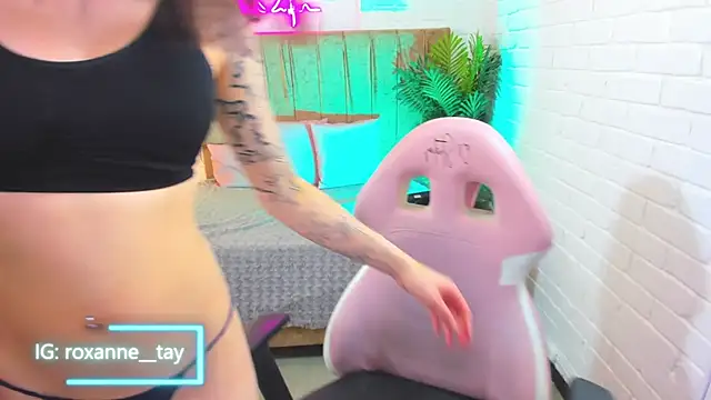 Snapshot of Roxanne_tay chatting on 03-21-25, 07:57 Roxanne tay online show from 03-21-25, 07:57