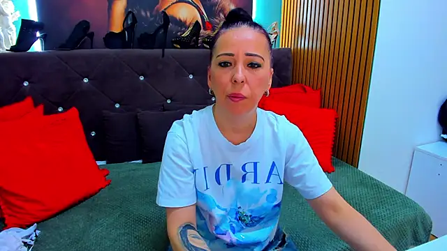 LauraSin online show from 05-21-26, 06:04