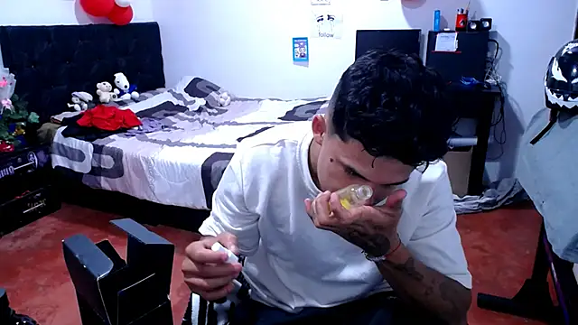 Snapshot of freddy_romas chatting on 05-15-26, 11:01 freddy romas online show from 05-15-26, 11:01