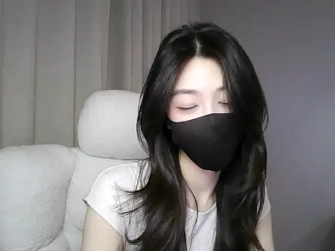 xiaxia-baby  online show from 11-26-25, 07:48