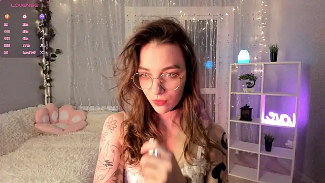 Snapshot of AraCopple chatting on 12-11-24, 07:57 AraCopple online show from 12-11-24, 07:57