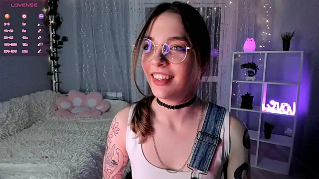 Snapshot of AraCopple chatting on 12-15-24, 12:51 AraCopple online show from 12-15-24, 12:51