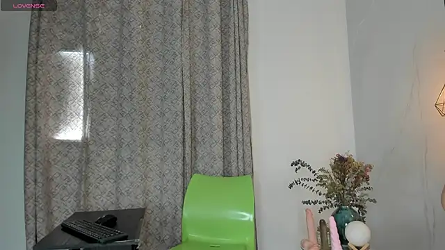 Snapshot of angelswets chatting on 09-25-25, 02:43 angelswets online show from 09-25-25, 02:43