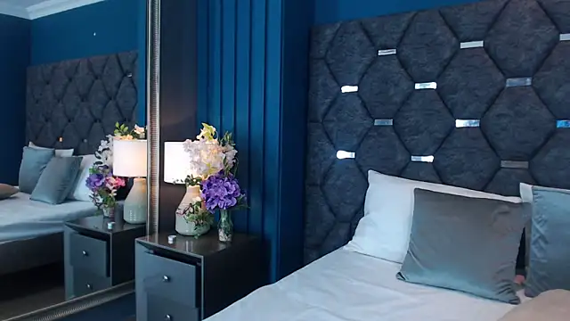 VanessaGlenn online show from 10-31-25, 03:13