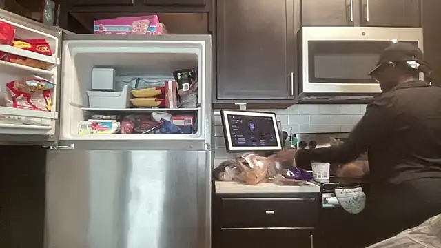 AveryJ99 online show from 04-11-26, 02:43