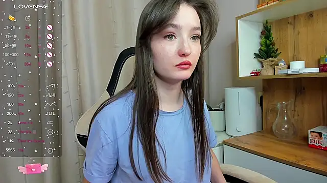 Snapshot of Fairyy_Moon chatting on 02-01-25, 02:24 Fairyy Moon online show from 02-01-25, 02:24