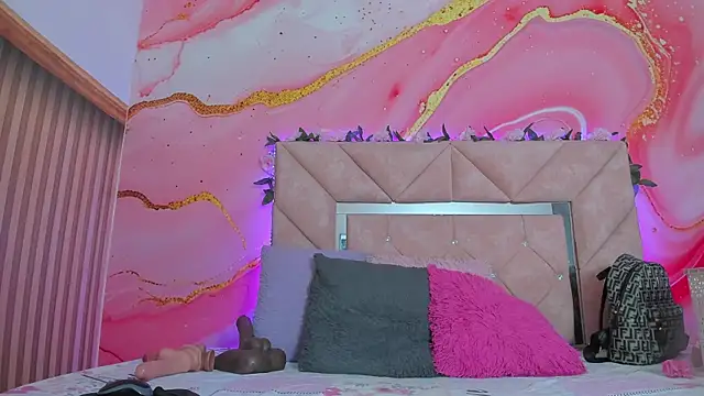 Taylor  cooper online show from 12-22-25, 06:38