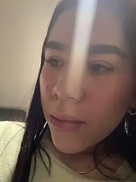 Snapshot of Im_Valen_Cute chatting on 12-23-24, 03:40 Im Valen Cute online show from 12-23-24, 03:40