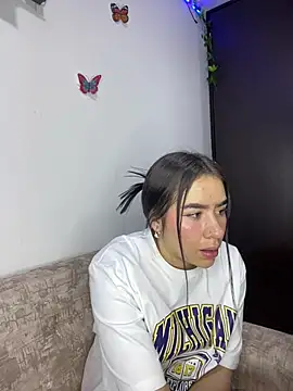 Snapshot of Im_Valen_Cute chatting on 12-27-24, 01:32 Im Valen Cute online show from 12-27-24, 01:32