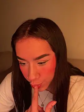 Snapshot of Im_Valen_Cute chatting on 06-23-26, 03:04 Im Valen Cute online show from 06-23-26, 03:04