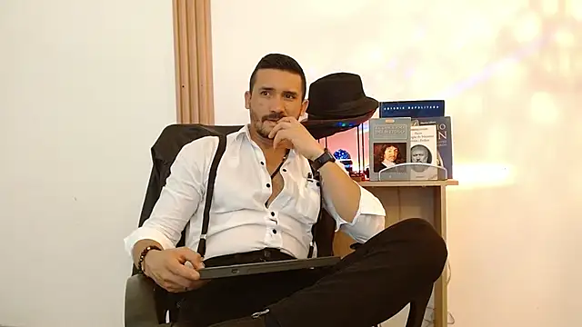 Reiko 85  online show from 11-17-25, 07:19