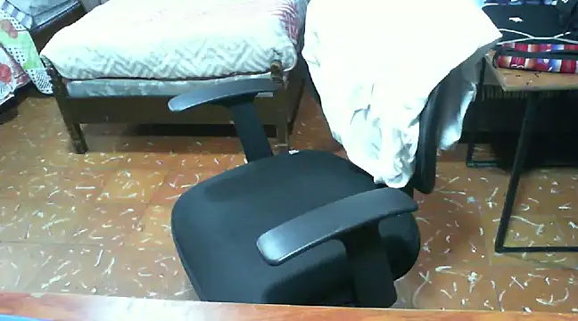 Snapshot of Roberto3102 chatting on 01-04-25, 01:42 Roberto3102 online show from 01-04-25, 01:42