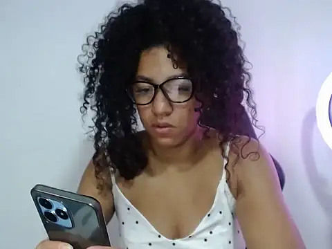 Snapshot of bellacrespalatina chatting on 09-29-25, 06:24 bellacrespalatina online show from 09-29-25, 06:24