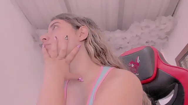 Snapshot of Lauu_G chatting on 10-04-25, 12:36 Lauu G online show from 10-04-25, 12:36