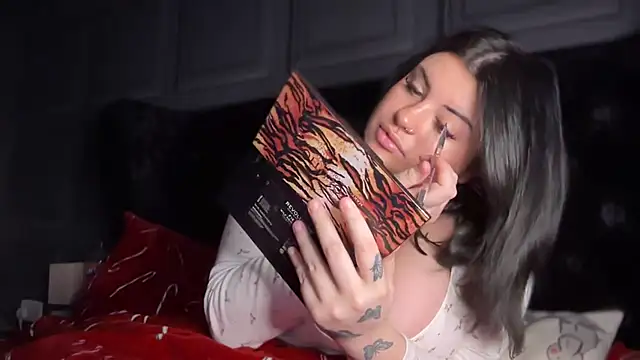 Snapshot of curvybabesx1 chatting on 11-27-25, 03:52 curvybabesx1 online show from 11-27-25, 03:52